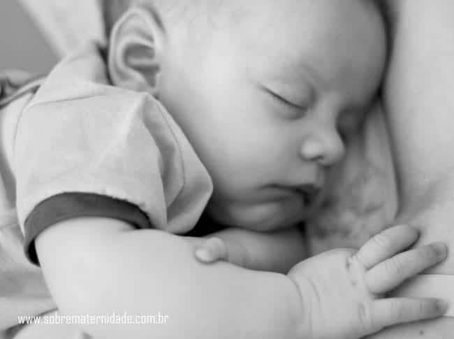 Aprenda um simples ritual para fazer seu bebê voltar a dormir sozinho –  Pais\u0026Filhos