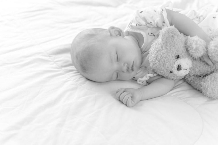 Bebê pode dormir no escuro? Por que o escuro ajuda o sono