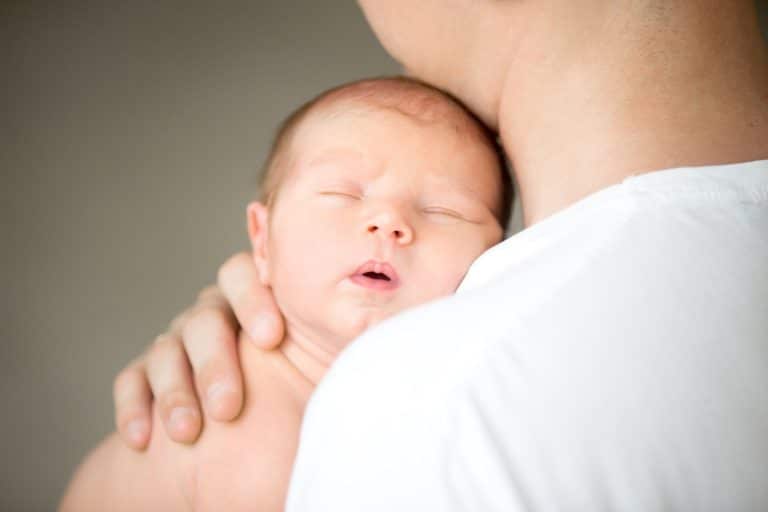 Você conhece os sinais de sono do seu bebê?