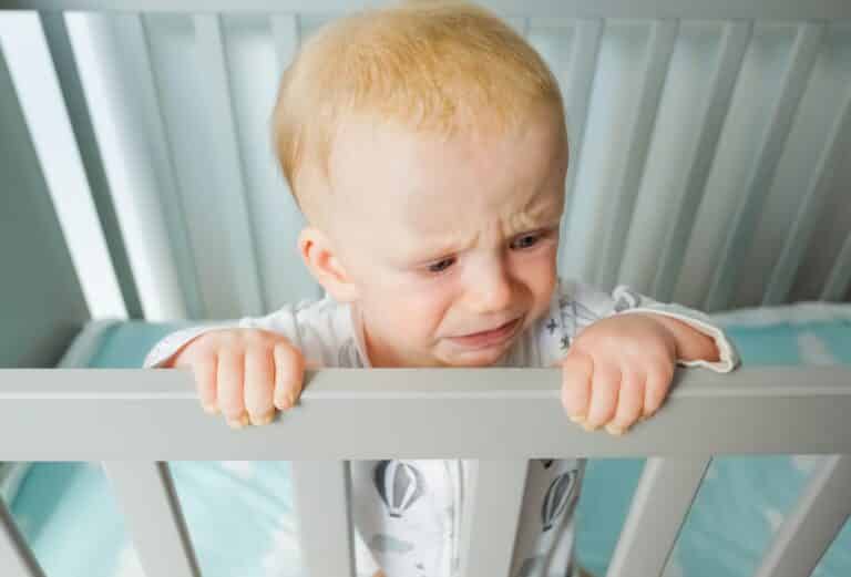 O bebê acorda quando coloco no berço