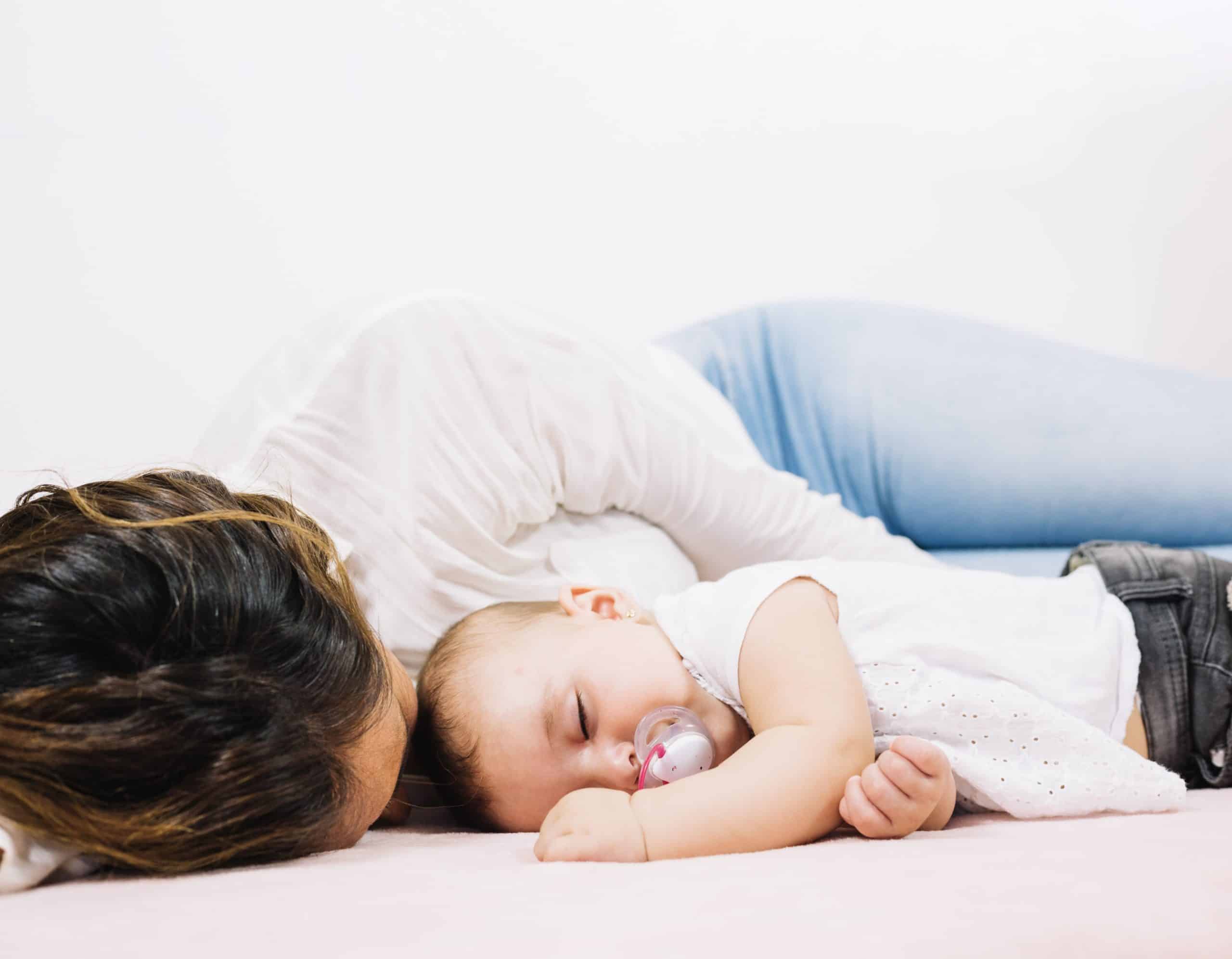 bebê que dorme no colo